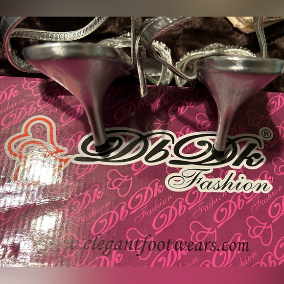 Silver sandals worn once. Excellent condition. Size 8.5. DbDk Fashion. - Picture 4 of 7